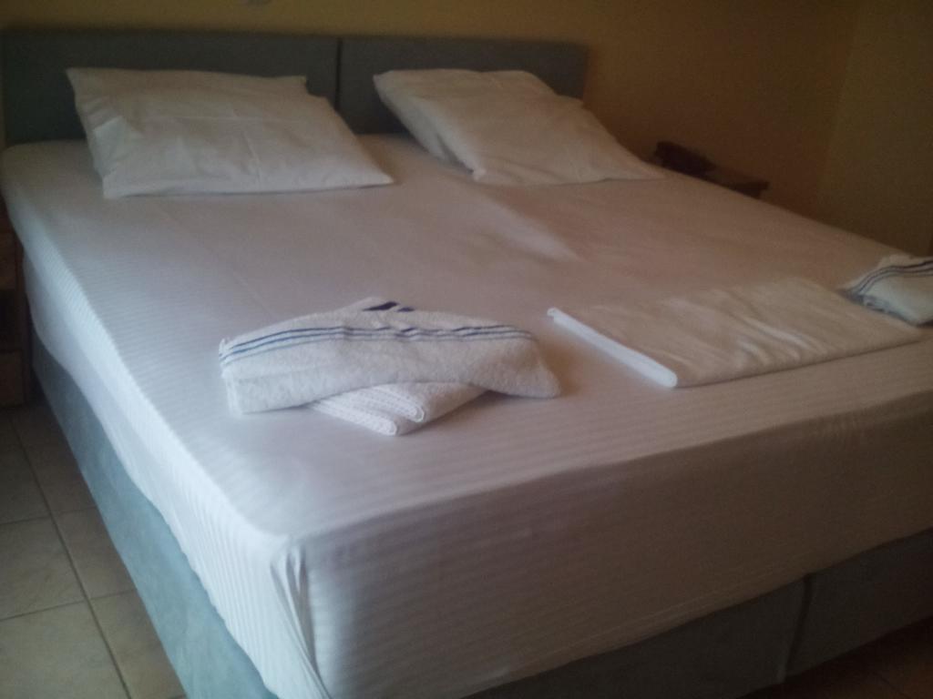 G. Kiapekou Aparthotel Loutra Aidhipsou Exteriör bild
